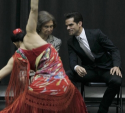 Doña Sofía presencia el ensayo del Ballet Nacional de España junto a su director, Antonio Najarro